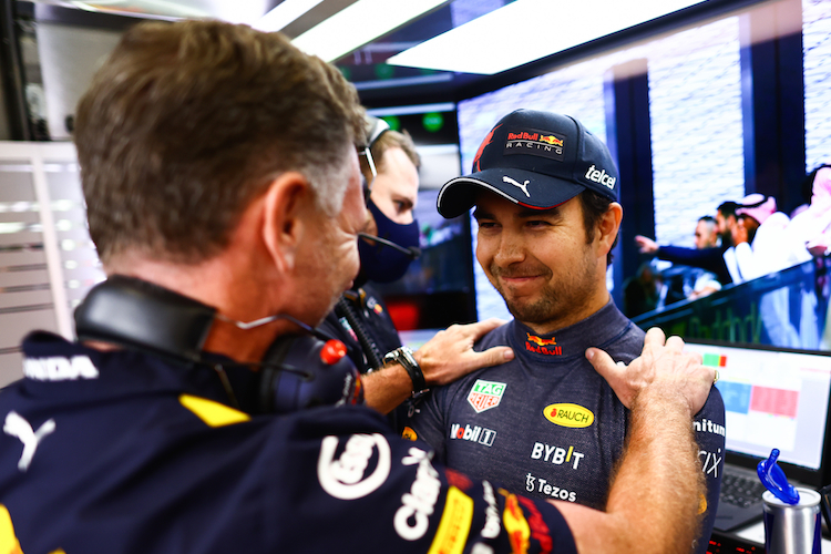 Red Bull Racing-Teamchef Christian Horner gratuliert Sergio Pérez zur Pole