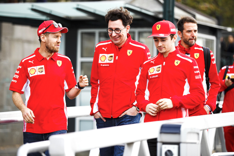 Mattia Binotto mit seinen Piloten Sebastian Vettel und Charles Leclerc