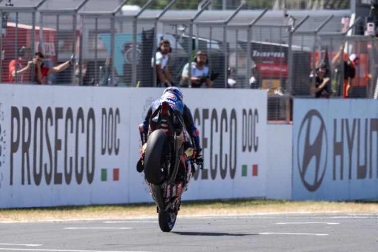 Com um stoppie perfeitamente executado, Toprak Razgatlioglu varreu a linha de chegada em Donington