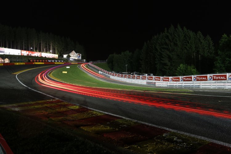 Bei Nacht bieten die 24h von Spa-Francorchamps eine ganz besondere Atmosphäre