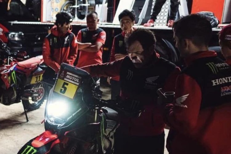 Am Motorrad von Joan Barreda legen Techniker vom offiziellen Team Hand an