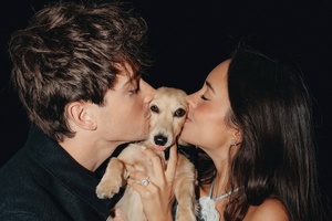 Frisch verlobt! Charles Leclerc und seine Alexandra mit Hund Leo)