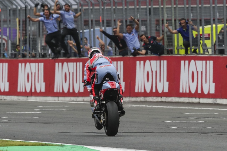 Freude beim Gresini-Team: Manuel Gonzalez gewinnt Japan-GP