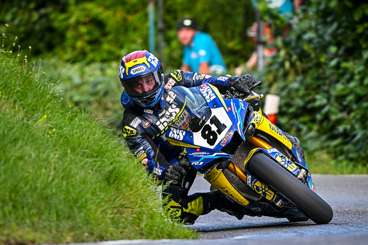 Der Schweizer Lukas Maurer gewinnt unangefochten den ersten Lauf der IRRC Superbike