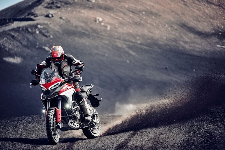 Ducati Multistrada V4: Dank dem 170 PS starken V4-Motor dürfte es auch im tiefsten Sand nie an Leistung mangeln