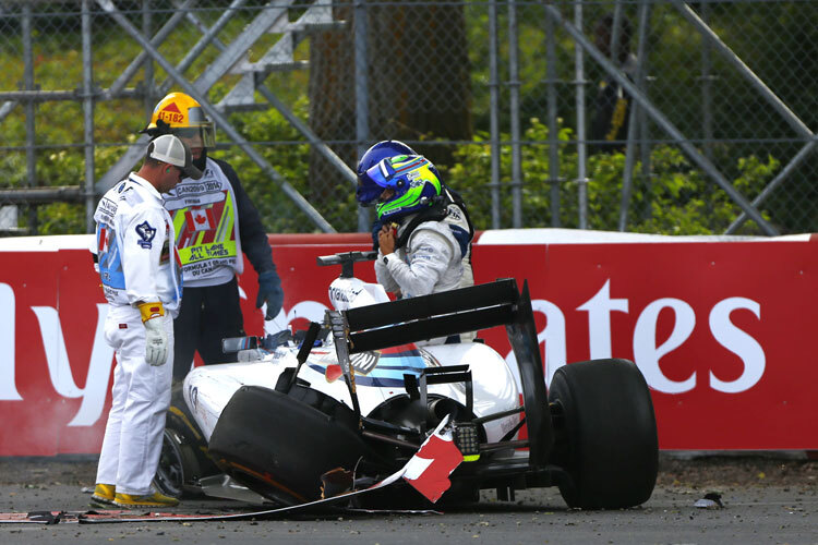 Sergio Pérez landete nach einem Unfall mit Felipe Massa in den Reifenstapeln