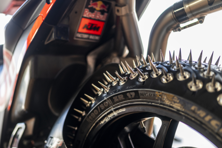 Die Reifen der KTM RC16 wurden mit zahlreichen Spikes versehen
