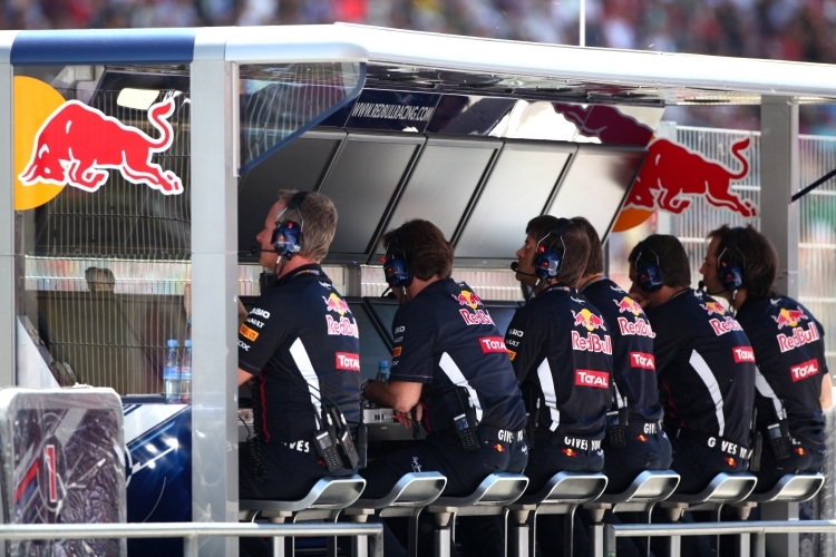 Das Red Bull Team vor den Monitoren