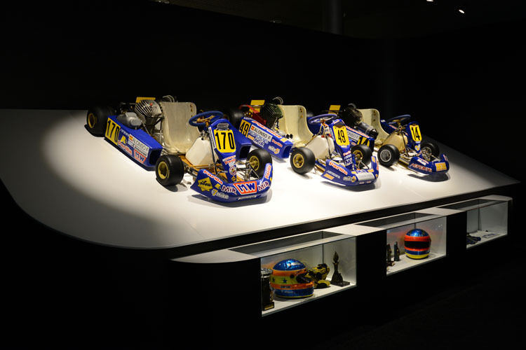 Gezeigt werden nicht nur die F1-Renner, sondern auch die Dienstwagen von Alonsos Kart-Karriere