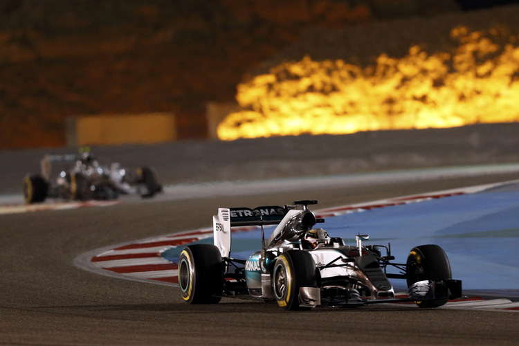 Lewis Hamilton vor Nico Rosberg in Bahrain
