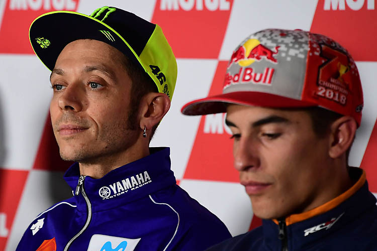 Valentino Rossi neben Marc Márquez bei der Pressekonferenz