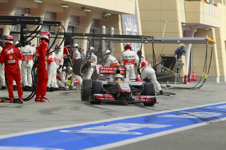 Ferrari-Mechaniker beobachten McLarens Missgeschick