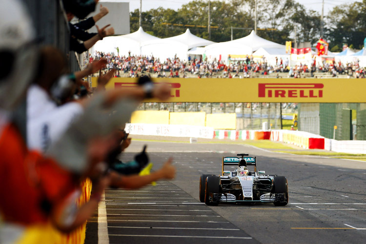 Überlegene Motorenpower: Lewis Hamilton feierte in Japan seinen achten Saisonsieg im 14. WM-Lauf