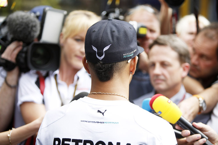 Held mit Maulkorb: Formel-1-Champion Lewis Hamilton