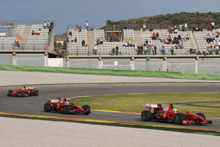 Drei Autos, das gab es in jüngerer Vergangenheit nur bei Demofahrten, wie hier Massa, Gené und Badoer bei den Ferrari Days in Valencia 2009