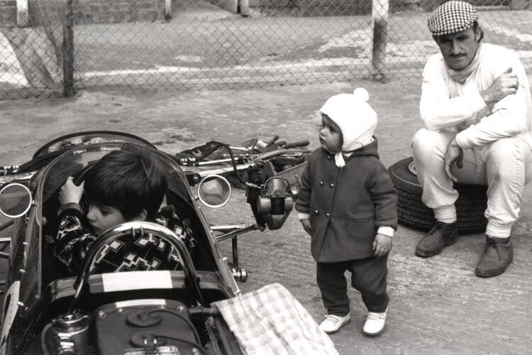 Graham Hill  mit Söhnchen Damon 1967