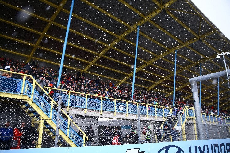 Schneefall in Assen: Die Zuschauer harrten trotz Frost auf den Tribünen aus, aber weniger