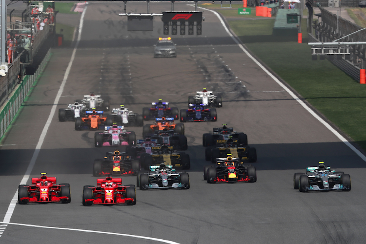 Kurz nach dem Start: Vettel presst Räikkönen zur Seite