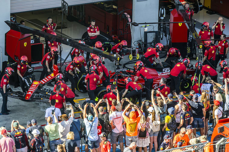 Die Fans durften der Ferrari-Boxencrew bei den Proben zuschauen