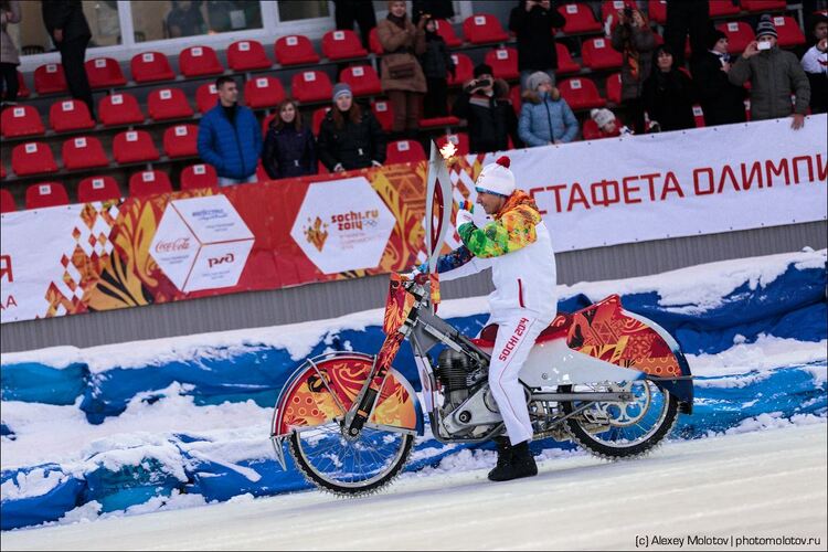 Daniil Ivanov mit der olympischen Flamme