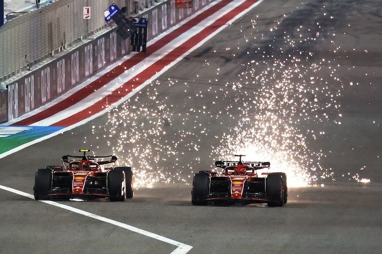 Heisse Szene bei Ferrari: Carlos Sainz (links) attackiert Charles Leclerc