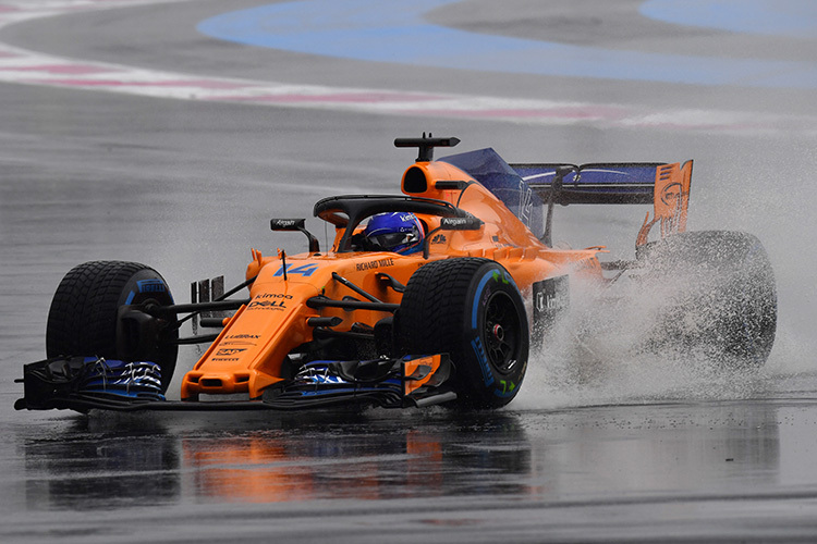 Fernando Alonso war im freien Training einer der wenigen Piloten, die sich auf die nasse Bahn wagten