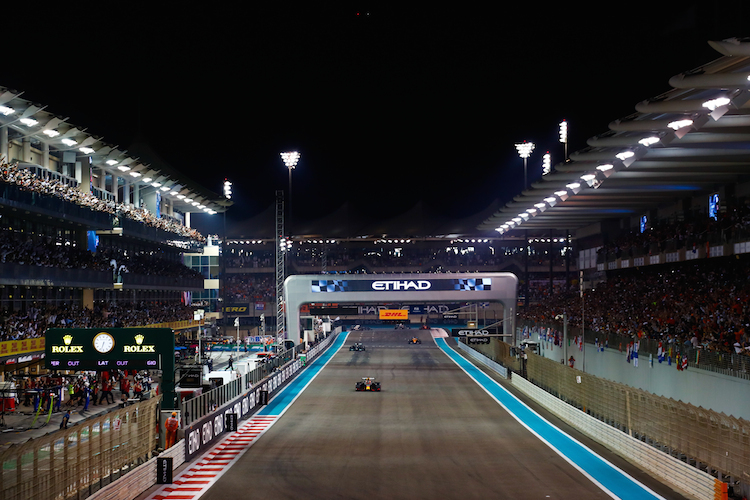 Formel-1-WM-Finale 2021 in Abu Dhabi: Max Verstappen kreuzt die Ziellinie vor Lewis Hamilton