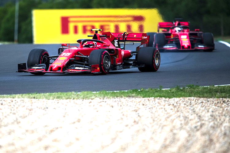 Die Ferrari von Charles Leclerc und Sebastian Vettel