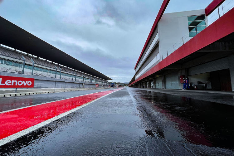 So nass präsentiert sich das «Autódromo Internacional do Algarve» am Freitagmorgen
