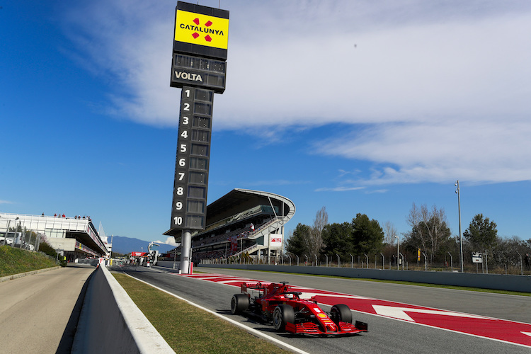 Sebastian Vettel mit seinem Ferrari auf dem Circuit de Barcelona-Catalunya