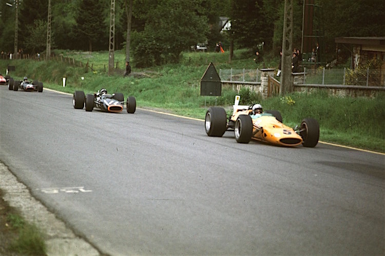 Bruce McLaren in Belgien 1968 vor Pedro Rodríguez