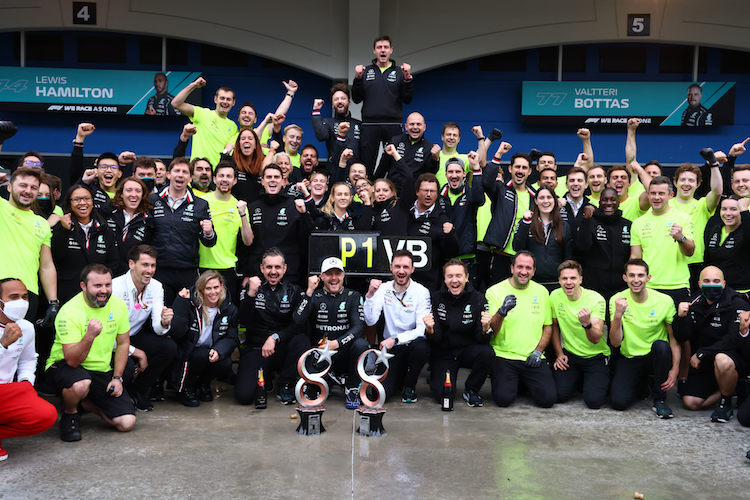 Mercedes feiert den Sieg von Valtteri Bottas in der Türkei