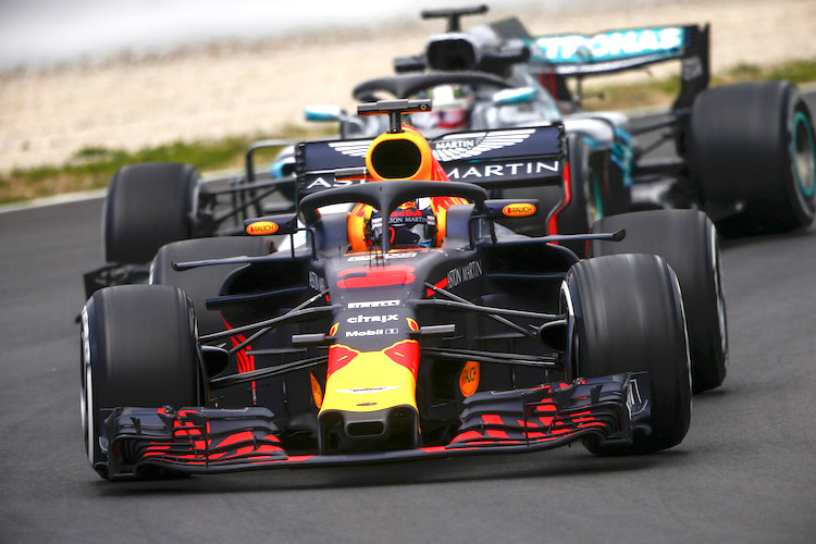 Lewis Hamilton hat sich den Red Bull Racing-Renner gut angesehen