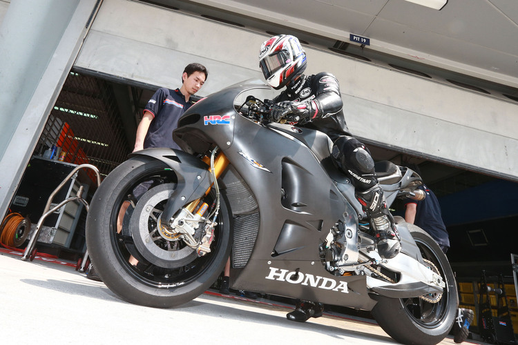 Hiroshi Aoyama auf der neuesten Werks-Honda beim Februar-Test in Sepang 2015
