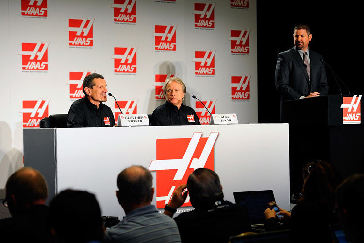 Günther Steiner und Gene Haas bei der Pressekonferenz