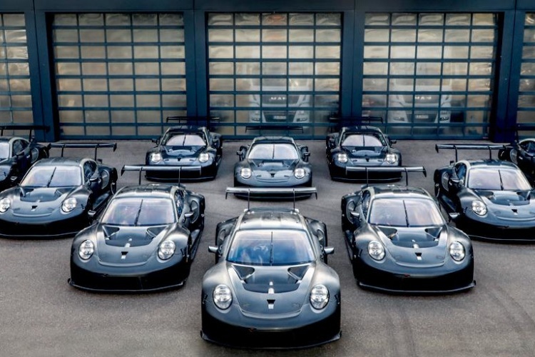 Gruppenbild in Weissach: Zehn Porsche 911 RSR zur Auslieferung an Kunden