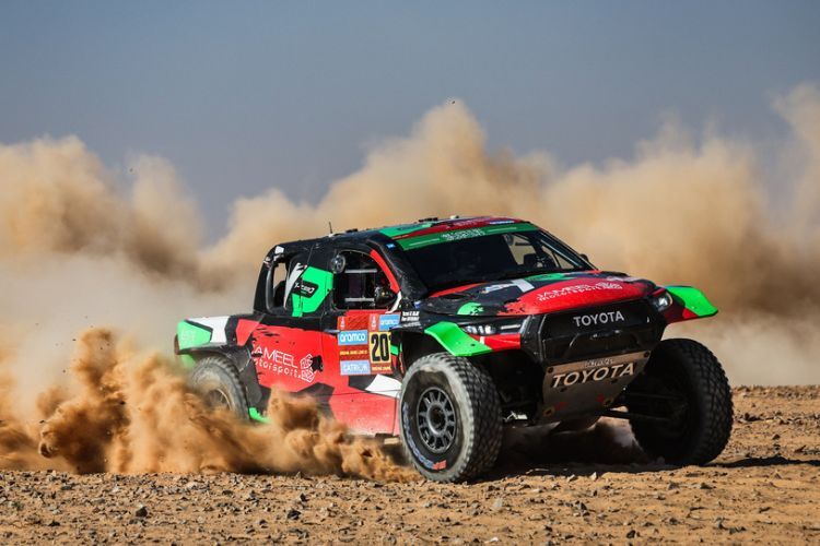 Wenn nichts mehr schiefläuft: Die Toyota-Pilot Yazeed Al-Rajhi und Timo Gottschalk stehen vor dem Dakar-Sieg 2025