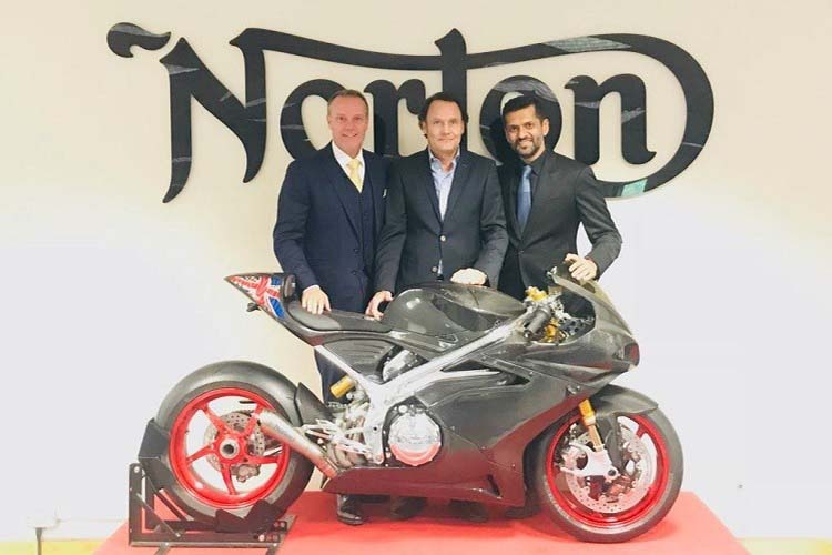 Norton-Besitzer Stuart Garner, Ex-Norton-Vertriebsmanager Andreas Leuthe, Ajinkya Firodia, Geschäftsführer von Kinetic im Jahr 2018