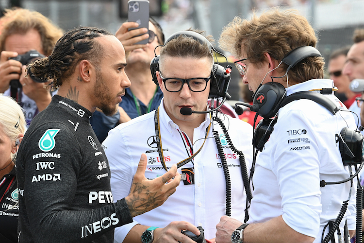 Mercedes: Lewis Hamilton und Peter Bonnington (Mitte)