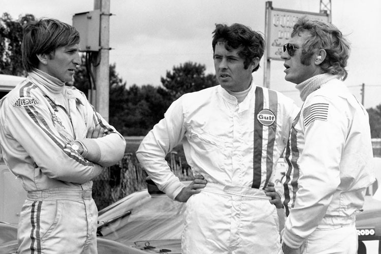 Steve McQueen (re.) bei den Dreharbeiten zu «Le Mans» mit Derek Bell (li.) und Brian Redman