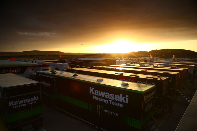 Sonnenaufgang über dem Fahrerlager im MotorLand Aragon