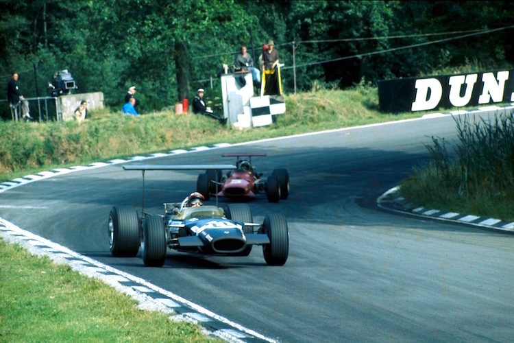 Jo Siffert auf dem Weg zum ersten GP-Sieg, in Brands Hatch 1968, hinten Ferrari-Ass Chris Amon