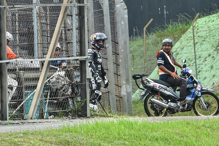 Gestrandet: MotoGP-Weltmeister erwischte einen schlechten Tag mit 2 Abflügen