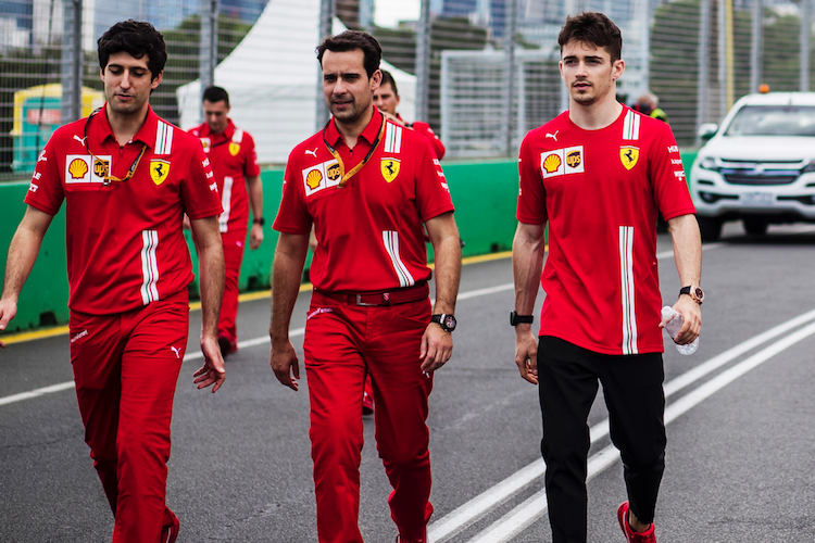 Ferrari: Xavier Marcos Padros (Mitte) und Charles Leclerc