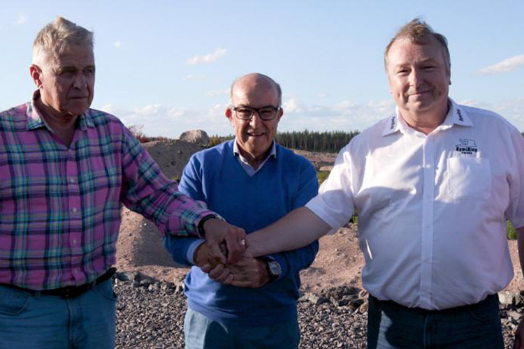 Am 2. August 2017: Carmelo Ezpeleta (Mitte) mit Timo Pohjola (re.) und Kari O. Sohlberg (li.) auf dem Gelände des Kymi-Rings