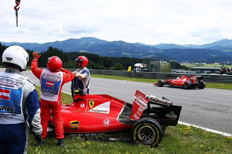 Kimi Räikkönen hatte einen Unfall, hinten fährt Sebastian Vettel im zweiten Ferrari vorbei