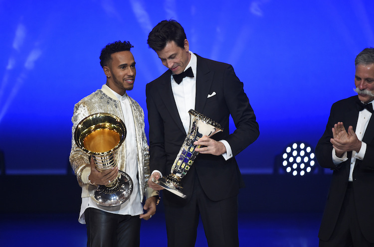 Lewis Hamilton und Toto Wolff nahmen in Versailles die WM-Pokale in Empfang