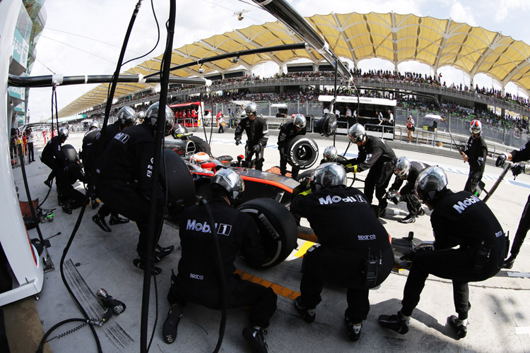 Jenson Button: Zwangspause beim Boxenstopp in Malaysia