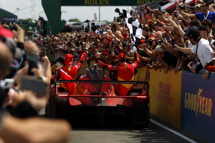 Triumphfahrt: Der Ferrari 499P von Alessandro Pier Guidi, James Calado und Antonio Giovinazzi auf dem Weg zum Podium in Le Mans