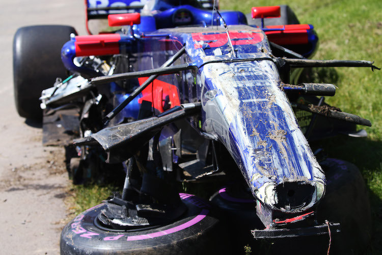 Der zerstörte Wagen von Carlos Sainz Jr